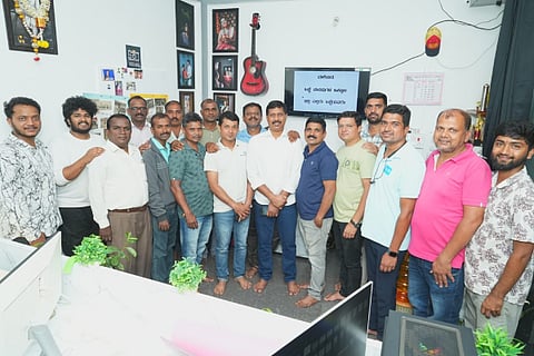 ಬಾಳೆಹೊನ್ನೂರಲ್ಲಿ ಛಾಯಾಗ್ರಾಹಕರ ದಿನಾಚರಣೆ ಆಚರಿಸಲಾಯಿತು. ಚೈತನ್ಯ ವೆಂಕಿ, ಸೇತುರಾಯ್, ಚಂದ್ರಶೇಖರ್ ಬಾಬ್ಲಿ, ವಿ.ರೋಹಿತ್, ಹಿರಿಯಣ್ಣ, ಕಿಶೋರ್, ಸವಿನ್ ಇದ್ದರು.