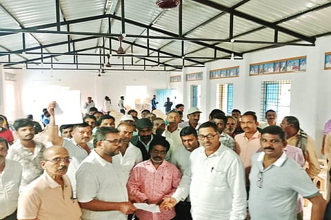 ಪರಿಸರ ಸೂಕ್ಷತ್ಮ ವಲಯದಿಂದ ಕಡವಂತಿ ಗ್ರಾಪಂ ವ್ಯಾಪ್ತಿಯನ್ನುಹೊರಗಿಡುವಂತೆ ಒತ್ತಾಯಿಸಿ ಗ್ರಾಮಸ್ಥರು ಗ್ರಾಪಂ ಪಿಡಿಒಗೆ ಮನವಿ ಸಲ್ಲಿಸಿದರು.