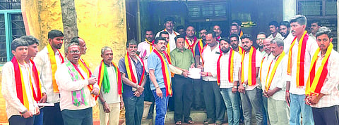 ಕರ್ನಾಟಕ ವಿದ್ಯುತ್ ಮಂಡಳಿ ಖಾಸಗೀಕರಣಗೊಳಿಸುವ ಸರ್ಕಾರದ ಪ್ರಯತ್ನ ಕೈಬಿಡುವಂತೆ ಕಿತ್ತೂರು ಕರ್ನಾಟಕ ಸೇನೆಯಿಂದ ಉಪವಿಭಾಗಾಧಿಕಾರಿಗೆ ಮನವಿ ಸಲ್ಲಿಸಲಾಯಿತು. ದೀಪಕ ಶಟೋಜಿ, ರಾಜು ಬೋಳಣ್ಣವರ, ಶಿವಾನಂದ ಕುರಬೇಟ, ಮಲ್ಲಿಕಾರ್ಜುನ ಬಾಜಿ ಇತರರಿದ್ದರು.