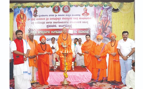 ಬೈಲಹೊಂಗಲದಲ್ಲಿ ಹಮ್ಮಿಕೊಂಡಿದ್ದ ಧರ್ಮಸಭೆ ಯನ್ನು ಶ್ರೀಶೈಲ ಜಗದ್ಗುರು ಡಾ.ಚನ್ನಸಿದ್ಧರಾಮ ಪಂಡಿತಾರಾಧ್ಯ ಶಿವಾಚಾರ್ಯ ಭಗವತ್ಪಾದರು ಉದ್ಘಾಟಿಸಿದರು. ಪ್ರಭುನೀಲಕಂಠ ಸ್ವಾಮೀಜಿ, ಶಾಸಕ ಮಹಾಂತೇಶ ಕೌಜಲಗಿ, ಡಾ.ಮಹಾಂತಯ್ಯಶಾಸ್ತ್ರಿ ಇತರರಿದ್ದರು.