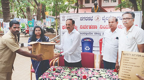 ಬೈಲಹೊಂಗಲ ನಗರಸಭೆಯಲ್ಲಿ ಪೌರಕಾರ್ಮಿಕರಿಗೆ, ಚಿಂದಿ ಆಯುವವರಿಗೆ ಸುರಕ್ಷತಾ ಕಿಟ್ ವಿತರಿಸಲಾಯಿತು. ಶಾಸಕ ಮಹಾಂತೇಶ ಕೌಜಲಗಿ, ಪೌರಾಯುಕ್ತೆ ಭಾಗ್ಯಶ್ರೀ ಹುಗ್ಗಿ, ಆರ್.ಎಸ್.ಹಿಟ್ಟಣಗಿ ಇತರರಿದ್ದರು.
