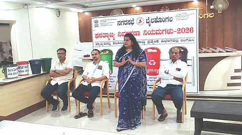 ಬೈಲಹೊಂಗಲ ನಗರಸಭೆಯಲ್ಲಿ ಹಮ್ಮಿಕೊಂಡಿದ್ದ ವಿಶೇಷ ಜಾಗೃತಿ ಕಾರ್ಯಕ್ರಮದಲ್ಲಿ ಪೌರಾಯುಕ್ತೆ ಭಾಗ್ಯಶ್ರೀ ಹುಗ್ಗಿ ಮಾತನಾಡಿದರು. ಆರ್​.ಎಸ್​.ಹಿಟ್ಟಣಗಿ, ಎಂ.ಎಂ.ಧಾರವಾಡಕರ ಇತರರಿದ್ದರು.
