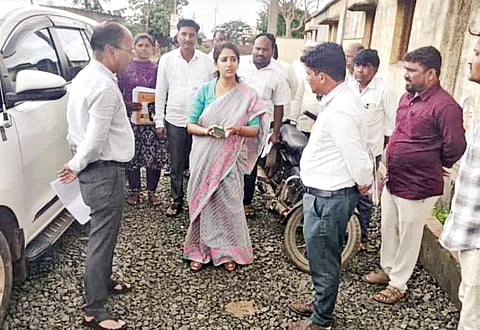 ಭಾಲ್ಕಿ ತಾಲೂಕಿನ ವಾಂಜರಖೇಡ ಗ್ರಾಮದ ಮತಗಟ್ಟೆಗೆ ಜಿಲ್ಲಾಧಿಕಾರಿ ಶಿಲ್ಪಾ ಶಮಾರ್ ಭೇಟಿ ನೀಡಿ ಎಸ್​ಐಆರ್​ ಪ್ರಕ್ರಿಯೆ ಕುರಿತು ಮಾಹಿತಿ ಪಡೆದರು. ತಹಸೀಲ್ದಾರ್​ ಮಲ್ಲಿಕಾರ್ಜುನ ವಡ್ಡನಕೇರೆ ಇತರರಿದ್ದರು.