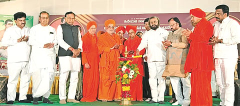 ಭಾಲ್ಕಿ ಚನ್ನಬಸವಾಶ್ರಮದಲ್ಲಿ ಸೋಮವಾರ ಆಯೋಜಿಸಿದ್ದ ಶ್ರೀ ಡಾ.ಚನ್ನಬಸವ ಪಟ್ಟದ್ದೇವರ ೧೩೬ನೇ ಜಯಂತ್ಯುತ್ಸವವನ್ನು ಜಿಲ್ಲಾ ಉಸ್ತುವಾರಿ ಸಚಿವ ಈಶ್ವರ ಖಂಡ್ರೆ ಉದ್ಘಾಟಿಸಿದರು. ನಾಡೋಜ ಶ್ರೀ ಡಾ.ಬಸವಲಿಂಗ ಪಟ್ಟದ್ದೇವರು, ಶ್ರೀ ಗುರುಬಸವ ಪಟ್ಟದ್ದೇವರು, ಶ್ರೀ ಬಸವಲಿಂಗ ಸ್ವಾಮೀಜಿ, ಶ್ರೀ ಶಿವಯೋಗೀಶ್ವರ ಸ್ವಾಮೀಜಿ, ಶ್ರೀ ಚನ್ನವೀರ ಸ್ವಾಮೀಜಿ, ಶ್ರೀ ಶಿವಪ್ರಸಾದ ಸ್ವಾಮೀಜಿ, ಮಾಜಿ ಶಾಸಕ ಪ್ರಕಾಶ ಖಂಡ್ರೆ, ಶಶಿಧರ ಕೋಸಂಬೆ ಇತರರಿದ್ದರು.