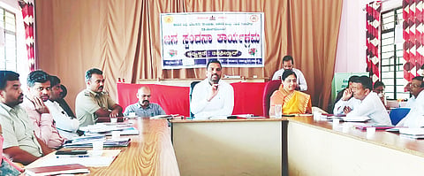 ಪಟ್ಟಣದ ತಾಲೂಕು ಕಚೇರಿ ಸಭಾಂಗಣದಲ್ಲಿ ಆಯೋಜಿಸಿದ್ದ ಜನ ಸ್ಪಂದನ ಸಭೆಯಲ್ಲಿ ತಹಸೀಲ್ದಾರ್ ಶ್ರೀಧರ್ ಕಂಕನವಾಡಿ ಸೇರಿದಂತೆ ವಿವಿಧ ಇಲಾಖೆ ಅಧಿಕಾರಿಗಳು ಭಾಗವಹಿಸಿದ್ದರು.