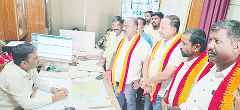 ತಾಲೂಕು ಕಚೇರಿಯಲ್ಲಿ ಸಿಬ್ಬಂದಿ ಕೊರತೆಯಿಂದಾಗುತ್ತಿರುವ ಸಾರ್ವಜನಿಕರ ಸಮಸ್ಯೆಗಳನ್ನು ಶೀಘ್ರವೇ ನಿವಾರಿಸುವಂತೆ ಆಗ್ರಹಿಸಿ ಕರವೇ ಕಾರ್ಯಕರ್ತರು ತಹಸೀಲ್ದಾರ್ ಶ್ರೀಧರ್ ಕಂಕನವಾಡಿ ಅವರಿಗೆ ಮನವಿ ಸಲ್ಲಿಸಿದರು. ಕರವೇ ತಾಲೂಕು ಘಟಕದ ಅಧ್ಯಕ್ಷ ಚಂದ್ರಶೇಖರ್, ಪ್ರಧಾನ ಕಾರ್ಯದರ್ಶಿ ಅಬ್ದುಲ್ ಖಾದರ್, ಪ್ರಸನ್ನ ಇತರರು ಇದ್ದರು.