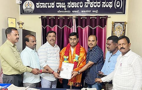 ರಾಜ್ಯ ಸರ್ಕಾರಿ ನೌಕರರ ಸಂಘದ ರಾಜ್ಯ ಪರಿಷತ್ ಸದಸ್ಯರಾಗಿ ನಾಮ ನಿರ್ದೇಶನಗೊಂಡಿರುವ ಬಿ.ಎಸ್.ಆನಂದಕುಮಾರ್ ಅವರನ್ನು ತಾಲೂಕು ನೌಕರರ ಸಂಘದ ಪದಾಧಿಕಾರಿಗಳು ಅಭಿನಂದಿಸಿದರು. ಮಂಜುನಾಥ್, ಧರ್ಮಗೌಡ, ಸಂತೋಷ್, ಹೇಮಂತ್‌ಕುಮಾರ್, ವೀರಭದ್ರಪ್ಪ ಇದ್ದರು.