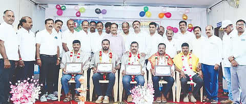 ಕರ್ನಾಟಕ ರಾಜ್ಯ ಪ್ರಾಥಮಿಕ ಶಾಲಾ ಶಿಕ್ಷಕರ ಸಂಘದ ತಾಲೂಕು ಘಟಕದ ಪದಾಧಿಕಾರಿಗಳ ಪದಗ್ರಹಣ ಕಾರ್ಯಕ್ರಮದಲ್ಲಿ ನೂತನ ಪದಾಧಿಕಾರಿಗಳನ್ನು ಸನ್ಮಾನಿಸಲಾಯಿತು. ಬಿ.ಪಿ.ಕೃಷ್ಣೇಗೌಡ, ಗಂಗಾಧರ, ಕೃಷ್ಣಮೂರ್ತಿ ಇತರರು ಇದ್ದರು.