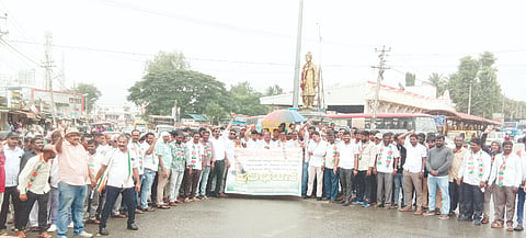 ಉತರಾಖಂಡದ ರಾಮಲೀಲಾ ಮೈದಾನದಲ್ಲಿ ಎಐಸಿಸಿ ಅಧ್ಯಕ್ಷ ಮಲ್ಲಿಕಾರ್ಜುನ ಖರ್ಗೆ ಭಾಷಣ ಮಾಡಿದ ಸ್ಥಳವನ್ನು ಶುದ್ಧೀಕರಿಸಿರುವ ಘಟನೆ ವಿರೋಧಿಸಿ ಬೇಲೂರಿನ ಬಸವೇಶ್ವರ ವೃತ್ತದಲ್ಲಿ ಕಾಂಗ್ರೆಸ್ ಕಾರ್ಯಕರ್ತರು ಪ್ರತಿಭಟಿಸಿದರು. ಎಂ.ಜೆ.ನಿಶಾಂತ್, ಎಂ.ಆರ್.ವೆಂಕಟೇಶ್, ನಾಗೇಶ್ ಇತರರಿದ್ದರು. 
