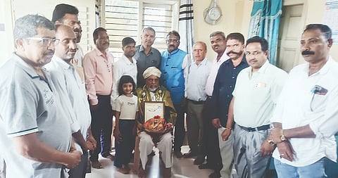 ಹಿರಿಯ ನಾಗರಿಕರ ದಿನಾಚರಣೆ ಅಂಗವಾಗಿ ದೇಶಭಕ್ತರ ಬಳಗದಿಂದ ಸಮಾಜ ಸೇವಕ ಸುಲೇಮಾನ್‌ರನ್ನು ಸನ್ಮಾನಿಸಲಾಯಿತು. ಮಹೇಶ್, ಮೋಹನ್, ಧರ್ಮ ಪ್ರಕೃತಿ ಇತರರಿದ್ದರು. 
