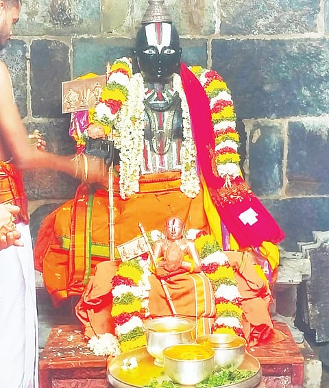 -ಶ್ರೀ ಚನ್ನಕೇಶವಸ್ವಾಮಿ ದೇಗುಲದಲ್ಲಿ ರಾಮಾನುಜಾಚಾರ್ಯರ 1008ನೇ ತಿರುನಕ್ಷತ್ರ ಮಹೋತ್ಸವದ ಅಂಗವಾಗಿ ರಾಮಾನುಜರ ಮೂರ್ತಿಗೆ ಪೂಜೆ ಸಲ್ಲಿಸಿರುವ ಅರ್ಚಕರು