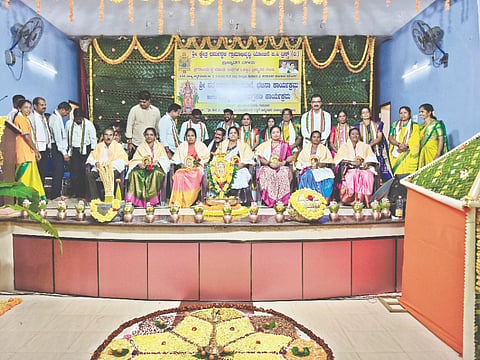  ಶ್ರೀ ಕ್ಷೇತ್ರ ಧರ್ಮಸ್ಥಳ ಗ್ರಾಮಭಿವೃದ್ಧಿ ಯೋಜನೆ ಬ್ರಹ್ಮಾವರ ವಲಯದ ಪ್ರಗತಿ ಬಂಧು ಸ್ವ ಸಹಾಯ ಸಂಘಗಳ ಒಕ್ಕೂಟದಿಂದ  ಪದಗ್ರಹಣ ಸಮಾರಂಭ ನಡೆಯಿತು. ಬಿರ್ತಿ ರಾಜೇಶ ಶೆಟ್ಟಿ, ಯೋಜನಾ ನಿರ್ದೇಶಕ ನಾಗರಾಜ ಶೆಟ್ಟಿ ಇತರರು ಇದ್ದರು.  