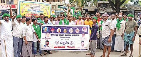 ಬ್ಯಾಡಗಿಯ ಜಟ್ಟಿಕಟ್ಟೆ ಕೆರೆಯ ಹೂಳೆತ್ತಿ, ನದಿ ನೀರು ತುಂಬಿಸುವಂತೆ (fill water) ಆಗ್ರಹಿಸಿ ರೈತ ಸಂಘದ ನೇತೃತ್ವದಲ್ಲಿ ಬೃಹತ್​ ಪ್ರತಿಭಟನಾ ಮೆರವಣಿಗೆ ಜರುಗಿತು.