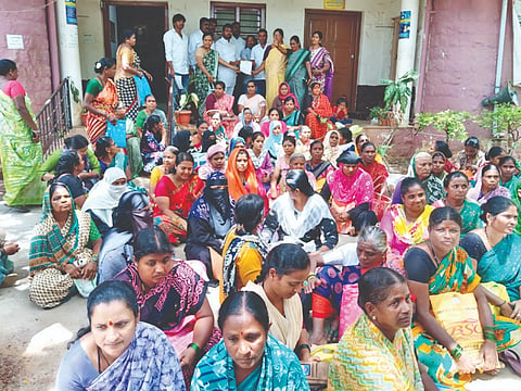 ಬ್ಯಾಡಗಿ ಪುರಸಭೆ ಎದುರು ನಿವೇಶನಗಳ ಹಕ್ಕುಪತ್ರ (site deed)ವಿತರಿಸುವಂತೆ ಆಗ್ರಹಿಸಿ ನಗರ ಆಶ್ರಯ ಹೋರಾಟ ಸಮಿತಿ ವತಿಯಿಂದ ಪ್ರತಿಭಟನೆ ನಡೆಯಿತು.