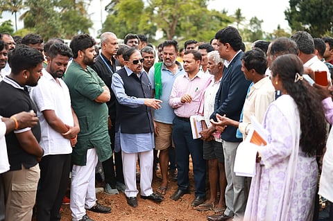 ಕೃಷಿ ಜಮೀನಿನಲ್ಲಿ ರೈತರೊಂದಿಗೆ ಉಪ ಮುಖ್ಯಮಂತ್ರಿ ಡಾ ಜಿ.ಪರಮೇಶ್ವರ್‌ ರೈತರಿಗೆ ಚರ್ಚಿಸುತ್ತಿರುವುದು.