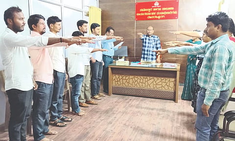 ದೇವರಹಿಪ್ಪರಗಿ ತಹಸೀಲ್ದಾರ್ ಕಚೇರಿಯಲ್ಲಿ ಭಯೋತ್ಪಾದನೆ ವಿರೋಧ ದಿನದ ಅಂಗವಾಗಿ ಪ್ರತಿಜ್ಞಾವಿಧಿ ಬೋಧಿಸಲಾಯಿತು. ತಹಸೀಲ್ದಾರ್ ನಿಂಗಣ್ಣ ಬಿರಾದಾರ, ಶಿರಸ್ತೇದಾರ ಸುರೇಶ ಮ್ಯಾಗೇರಿ, ಉಪ ತಹಸೀಲ್ದಾರ್ ಗಿರಿಜಾಬಾಯಿ ಸಜ್ಜನ, ಜಿ.ಪಿ. ಬಿರಾದಾರ ಮತ್ತಿತರರಿದ್ದ್ದರು.