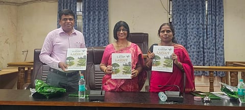 ಬೆಳಗಾವಿಯಲ್ಲಿ ಶುಕ್ರವಾರ ಭೂ ದಾಖಲೆಗಳ ಕುರಿತು ಪ್ರಾಯೋಗಿಕ ಕೃಪಿಡಿ ಕೃತಿಯನ್ನು ಕೆ.ಎಂ.ಜಾನಕಿ ಬಿಡುಗಡೆಗೊಳಿಸಿದರು. ಡಾ.ನಜ್ಮಾ ಪೀರಜಾದೆ, ಉಮೇಶ ಇದ್ದಾರೆ. 