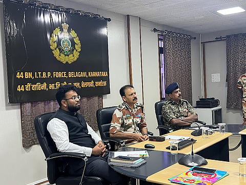 ಬೆಳಗಾವಿ ತಾಲೂಕಿನ ಐಟಿಬಿಪಿ ಕೇಂದ್ರದಲ್ಲಿ ಗುರುವಾರ ಜರುಗಿದ ಸಭೆಯಲ್ಲಿ ಜಿಪಂ ಸಿಇಒ ರಾಹುಲ ಶಿಂಧೆ, ಕೇಂದ್ರದ ಡೆಪ್ಯೂಟಿ ಜನರಲ್ ಬ್ರಿಗೇಡಿಯರ್ ಸಂದೀಪ ಜುಂಜಾ, ಕಮಾಂಡೆಂಟ್ ಸಿದ್ದಿಕ್ ಪಿ.ಪಿ ಇದ್ದರು.