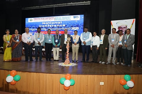 ಬೆಳಗಾವಿಯ ವಿಟಿಯುದಲ್ಲಿ ಗುರುವಾರ ಜರುಗಿದ ರಾಷ್ಟ್ರೀಯ ಇಂಜಿನಿಯರಿಂಗ್ ಗ್ರಂಥಪಾಲಕತ್ವ ಸಮ್ಮೇಳನದ ಉದ್ಘಾಟನೆಯಲ್ಲಿ ಪ್ರೊ.ಮುತ್ತಯ್ಯ ಕೊಗನೂರಮಠ,  ಡಾ.ಎಸ್.ವಿದ್ಯಾಶಂಕರ,  ಡಾ.ಪ್ರಶಾಂತ ನಾಯಕ,  ಪ್ರೊ.ನಾಗರಾಜಪ್ಪ, ಡಾ.ಸಿದ್ದಲಿಂಗಯ್ಯ ಇತರರಿದ್ದರು. 