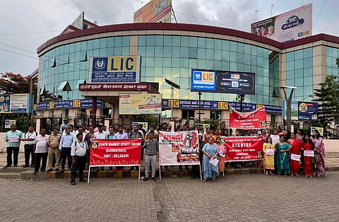  ಅಖಿಲ ಭಾರತ ಸ್ಟೇಟ್ ಬ್ಯಾಂಕ್ ಆಫ್ ಇಂಡಿಯಾ ಸ್ಟಾಫ್ ಫೆಡರೇಶನ್‌ನಿಂದ ಕರೆ ನೀಡಿರುವ ಬ್ಯಾಂಕ್ ಮುಷ್ಕರದ ಜಾಗೃತಿಗಾಗಿ ನಗರದಲ್ಲಿ ಶುಕ್ರವಾರ ಮತ ಪ್ರದರ್ಶನ ನಡೆಸಲಾಯಿತು. 