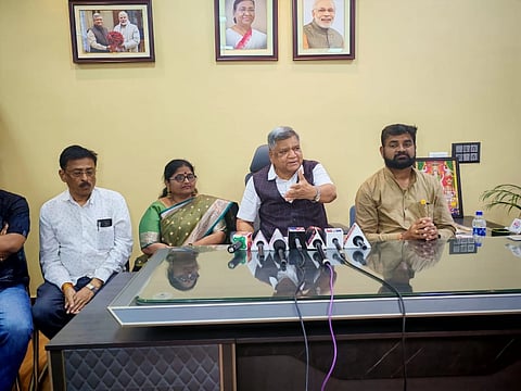 ಬೆಳಗಾವಿಯಲ್ಲಿ ಸಂಸದ ಜಗದೀಶ ಶೆಟ್ಟರ ಸುದ್ದಿಗೋಷ್ಠಿಯಲ್ಲಿ ಮಾತನಾಡಿದರು. ಸುಭಾಸ ಪಾಟೀಲ, ಗೀತಾ ಸುತಾರ, ಹಣಮಂತ ಕೊಂಗಾಲಿ ಇದ್ದಾರೆ.