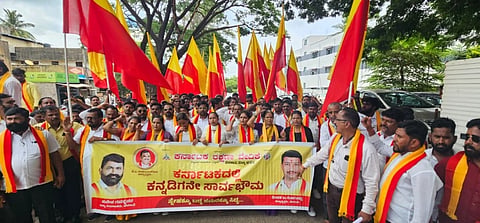 ಬೆಳಗಾವಿಯಲ್ಲಿ ಸೋಮವಾರ ನಾಡದ್ರೋಹಿ ಎಂಇಎಸ್ ವರ್ತನೆ ಖಂಡಿಸಿ ಕರವೇ ಕಾರ್ಯಕರ್ತರು ‘ಸ್ವಾಭಿಮಾನಿ ರ‌್ಯಾಲಿ’ ನಡೆಸಿದರು.