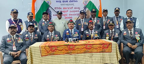  ಬೆಳಗಾವಿಯಲ್ಲಿ ಬುಧವಾರ ಬಸಪ್ಪ ತಳವಾರ ಸುದ್ದಿಗೋಷ್ಠಿಯಲ್ಲಿ ಮಾತನಾಡಿದರು. ವಿರೂಪಾಕ್ಷ ತಿಳಗಂಜಿ, ಶಂಕರ ಹರ್ಜೆ, ರೇಣುಕಾ ಪಾಟೀಲ, ಅಡಿಕೆಪ್ಪ ಮನಗುತ್ತಿ, ಕೆಂಪಣ್ಣ ಲಕ್ಕನ್ನವರ ಇತರರಿದ್ದರು.