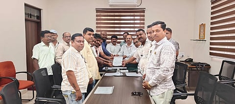ವಿದ್ಯುತ್ ಬಿಲ್ ಆಕರಣೆ ತಡೆಗೆ ಆಗ್ರಹಿಸಿ ಬೆಳಗಾವಿಯಲ್ಲಿ ಶುಕ್ರವಾರ ಹೆಸ್ಕಾಂ ಅಧಿಕಾರಿಗೆ ನೇಕಾರರು ಮನವಿ ಸಲ್ಲಿಸಿದರು. ಗಜಾನನ ಗುಂಜೇರಿ, ಲೋಹಿತ ಮೊರಕರ, ಆನಂದ ಉಪರಿ, ನಾರಾಯಣ ಲೋಕರೆ, ವಿನಾಯಕ ಕಾಮಕರ ಇತರರಿದ್ದರು.