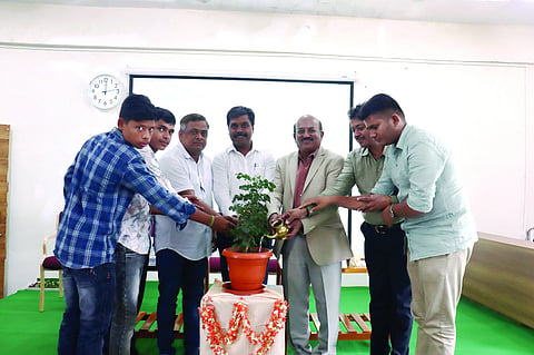 ತೆನಿಕೊಳ್ಳದ ಕೆಎಲ್‌ಇ ಕೃಷಿ ತರಬೇತಿ ಮತ್ತು ಸಂಶೋಧನಾ ವಿದ್ಯಾಲಯದಲ್ಲಿ ಹಮ್ಮಿಕೊಂಡಿದ್ದ ವಿದ್ಯಾರ್ಥಿಗಳ ಸ್ವಾಗತ ಸಮಾರಂಭದಲ್ಲಿ ಡಾ.ಬಿ.ಡಿ.ಬಿರಾದಾರ, ಡಾ.ಮಂಜುನಾಥ ಚೌರಡ್ಡಿ, ಶಂಕರಗೌಡ ಪಾಟೀಲ ಇತರರು ಸಸಿಗೆ ನೀರೆರೆದರು.
