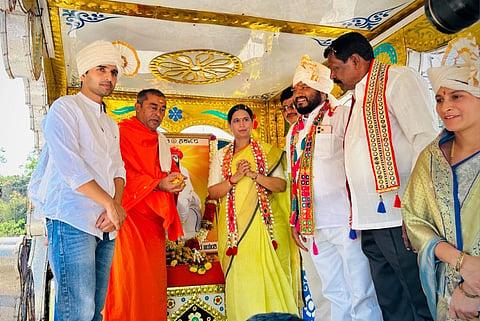 ಬೆಳಗಾವಿಯಲ್ಲಿ ಸಂತ ಸೇವಾಲಾಲ್ ಜಯಂತಿ ಪ್ರಯುಕ್ತ ಆಯೋಜಿಸಿದ್ದ ಮೆರವಣಿಗೆಗೆ ಸಚಿವೆ ಲಕ್ಷ್ಮೀ ಹೆಬ್ಬಾಳ್ಕರ್ ಚಾಲನೆ ನೀಡಿದರು. ಮೊಹಮ್ಮದ್ ರೋಷನ್, ಸರ್ದಾರ ಸೇವಾಲಾಲ್ ಸ್ವಾಮೀಜಿ ಇತರರಿದ್ದರು.