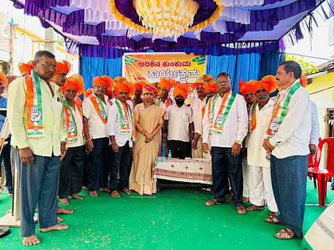 ಬೆಳಗಾವಿ ತಾಲೂಕಿನ ರಾಜಹಂಸಗಡದಲ್ಲಿ ಬುಧವಾರ ಕಾಂಗ್ರೆಸ್‌ಗೆ ಸೇರ್ಪಡೆಗೊಂಡವರನ್ನು ಸಚಿವೆ ಲಕ್ಷ್ಮೀ ಹೆಬ್ಬಾಳ್ಕರ್ ಸ್ವಾಗತಿಸಿಕೊಂಡರು. 
