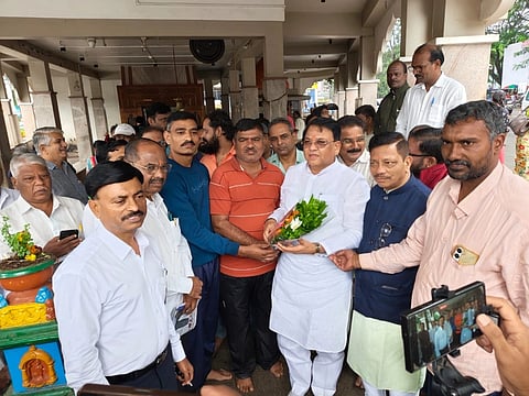 ಬೆಳಗಾವಿಯಲ್ಲಿ ಬುಧವಾರ ಶಂಕರಗೌಡ ಪಾಟೀಲ ಜನ್ಮದಿನ ಪ್ರಯುಕ್ತ ಗಣೇಶ ದೇವಸ್ಥಾನದಲ್ಲಿ ಪೂಜೆ ಸಲ್ಲಿಸಿದರು. ಎಸ್​.ಕಿವುಡಸಣ್ಣವರ, ಚಂದ್ರಕಾಂತ ಮಜಗಿ, ಎನ್​.ಆರ್​.ಲಾತೂರ ಇತರರಿದ್ದರು.