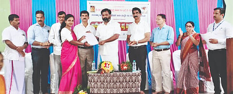  ಬೈಂದೂರು ತಾಲೂಕಿಗೆ ಆಯ್ಕೆಗೊಂಡ ಶಾಲೆಗಳ ಜ್ಞಾನ ದೀಪ ಶಿಕ್ಷಕರ ಮಂಜೂರಾತಿ ಪತ್ರ ವಿತರಣಾ ಕಾರ್ಯಕ್ರಮ ನಡೆಯಿತು. ಪ್ರಮುಖರಾದ ಗುರುರಾಜ್ ಶೆಟ್ಟಿ ಗಂಟಿಹೊಳೆ, ನಾಗೇಶ್ ನಾಯ್ಕ, ಆನಂದ್ ಸುವರ್ಣ ಮೊದಲಾದವರಿದ್ದರು.