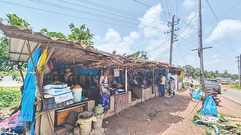 ಮುಳ್ಳಿಕಟ್ಟೆ ಜಂಕ್ಷನ್ ಮೀನು ವ್ಯಾಪಾರ ಕಟ್ಟಡದ ದುಸ್ಥಿತಿ.