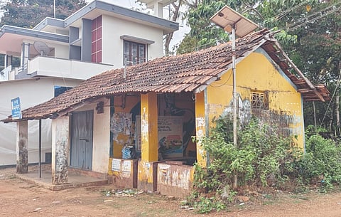 ಶಿಥಿಲಗೊಂಡ ಕರ್ಕಿ ಹಳೇ ಬಸ್ ನಿಲ್ದಾಣ.