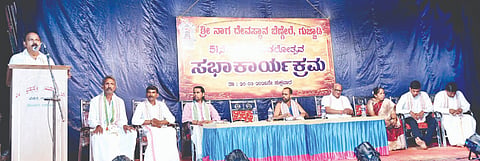  ಬೆಣ್ಗೇರೆ ಶ್ರೀ ನಾಗ ದೇವಸ್ಥಾನದಲ್ಲಿ ನಾಗಮಂಡಲೋತ್ಸವ ಹಾಗೂ ಅಷ್ಟಬಂಧ ಪ್ರತಿಷ್ಠಾಪನಾ ವರ್ಧಂತ್ಯುತ್ಸವ ಪ್ರಯುಕ್ತ ಧಾರ್ಮಿಕ ಸಭಾ ಕಾರ್ಯಕ್ರಮ ನಡೆಯಿತು. ಪ್ರಮುಖರಾದ ರಾವೇಂದ್ರ ಅಡಿಗ, ಡಾ.ವಿಜಯ ಮಂಜರು, ಸತೀಶ ಮೇಸ್ತ ಶಿರೂರು, ಮಂಜುನಾಥ ಖಾರ್ವಿ ಮತ್ತಿತರರಿದ್ದರು.