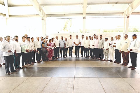 ಗೋಕಾಕ ನಗರದಲ್ಲಿ ರೈತ ಕುಟುಂಬಗಳಿಗೆ ಶಾಸಕ ಬಾಲಚಂದ್ರ ಜಾರಕಿಹೊಳಿ ಚೆಕ್​ ವಿತರಿಸಿದರು. ಮಲ್ಲಪ್ಪ ಪಾಟೀಲ, ನೀಲಕಂಠ ಕಪ್ಪಲಗುದ್ದಿ ಇತರರಿದ್ದರು.