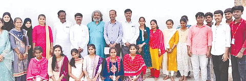 ಗುರುಮಠಕಲ್‌ನಲ್ಲಿ ಕೇಂದ್ರ ಬೋರ್ಡ್ ಕಂಪ್ಯೂಟರ್ ಶಿಕ್ಷಣ ಕೌಶಲ ಭಾರತ ಹಾಗೂ ಸ್ಪೀಕ್‌ನೌ ತರಬೇತಿ ಕೇಂದ್ರದಿAದ ಬುಧವಾರ ವಿಶ್ವ ಯುವ ಕೌಶಲ ದಿನ ಆಚರಿಸಲಾಯಿತು. ಹುಸೇನಪ್ಪ ಸಕ್ರಿ, ಮಲ್ಲಿಕಾರ್ಜುನ ಚಪೆಟ್ಲಾ, ವೆಂಕಟೇಶ, ನಾಗರತ್ನ, ಅರ್ಚನಾ, ಅಕ್ಷತಾ ರೆಡ್ಡಿ ಇತರರಿದ್ದರು.