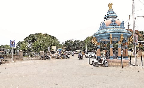 ಹಳೇಬೀಡು ಹೊಯ್ಸಳೇಶ್ವರ ದೇಗುಲದ ಉತ್ತರದ ದ್ವಾರದಲ್ಲಿರುವ ಹೊಯ್ಸಳ ವೃತ್ತ ಹಾಗೂ ಅದಕ್ಕೆ ಸನಿಹದಲ್ಲಿರುವ ಪ್ರವೇಶದ ಗೇಟ್.