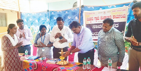ನಿಟ್ಟೂರು ಗ್ರಾಮ ಪಂಚಾಯಿತಿ ವ್ಯಾಪ್ತಿಯ ಸರ್ಕಾರಿ ಶಾಲೆ ಆವರಣದಲ್ಲಿ ಏರ್ಪಡಿಸಿದ್ದ ಹಲಗೂರು ಹೋಬಳಿ ಮಟ್ಟದ ಸಾರ್ವಜನಿಕರ ಕುಂದುಕೊರತೆ ಸಭೆಯನ್ನು ಗಣ್ಯರು ಉದ್ಘಾಟಿಸಿದರು. ಎಚ್.ಜಿ.ಶ್ರೀನಿವಾಸ್,  ಡಾ.ಪಿ.ವೀರಭದ್ರಪ್ಪ, ನಂಜಮಣಿ, ಸಂದೀಪ್ ಇತರರಿದ್ದರು.