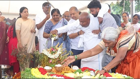 ಚೆನ್ನಮ್ಮ ಅವರ ಸಮಾಧಿಗೆ ದೇವೇಗೌಡರು ಹಾಗು ಕುಟುಂಬಸ್ಥರು ಮೂರನೇ ದಿನದ ಹಾಲು ತುಪ್ಪ ಕಾರ್ಯ ನೆರವೇರಿಸಿದರು.