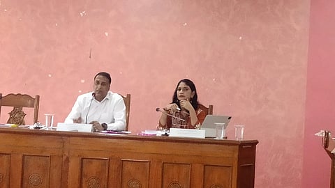 ಹಾಸನ ಜಿಲ್ಲಾ ಪಂಚಾಯಿತಿ ಹೊಯ್ಸಳ ಸಭಾಂಗಣದಲ್ಲಿ ಆಯೋಜಿಸಿದ್ದ ಪ್ರಗತಿ ಪರಿಶೀಲನಾ ಸಭೆಯಲ್ಲಿ ಜಿಲ್ಲಾ ಉಸ್ತುವಾರಿ ಕಾರ್ಯದರ್ಶಿ ನವೀನ್ ರಾಜ್ ಸಿಂಗ್ ಮಾತನಾಡಿದರು. ಡಿಸಿ ಲತಾಕುಮಾರಿ ಇದ್ದರು.