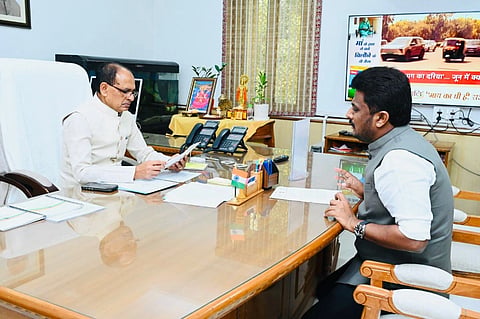  ಸಂಸದ ಶ್ರೇಯಸ್ ಎಂ.ಪಟೇಲ್ ಶುಕ್ರವಾರ  ಕೇಂದ್ರ ಕೃಷಿ ಹಾಗೂ ಗ್ರಾಮೀಣಾಭಿವೃದ್ಧಿ ಸಚಿವ ಶಿವರಾಜ್ ಸಿಂಗ್ ಚೌಹಾಣ್ ಅವರನ್ನು ಭೇಟಿ ಮಾಡಿ ಹಾಸನ ಜಿಲ್ಲೆಯಲ್ಲಿ ಬಿಳಿ ಸುಳಿ ರೋಗದಿಂದ ತೀವ್ರ ನಷ್ಟ ಅನುಭವಿಸಿರುವ ಮುಸುಕಿನ ಜೋಳ ಬೆಳೆದ ರೈತರಿಗೆ ವಿಶೇಷ ನೆರವು ನೀಡುವಂತೆ ಮನವಿ ಮಾಡಿದರು. 