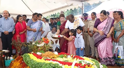ಚೆನ್ನಮ್ಮ ಅವರ ಸಮಾಧಿಗೆ ಕುಮಾರಸ್ವಾಮಿ ಹಾಗೂ ಕುಟುಂಬಸ್ಥರು ಮೂರನೇ ದಿನದ ಹಾಲು ತುಪ್ಪ ಕಾರ್ಯ ನೆರವೇರಿಸಿದರು.