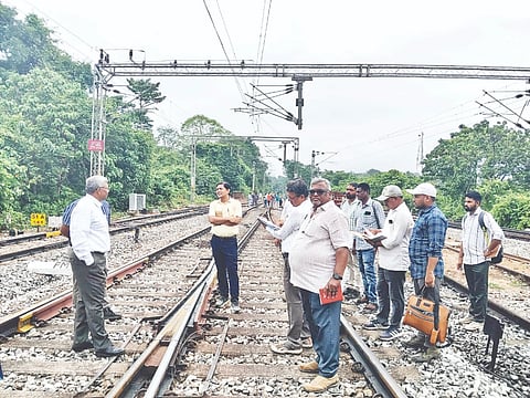 ನೈರುತ್ಯರೈಲ್ವೆಯ ಮುಖ್ಯ ಕಚೇರಿ ಸುರಕ್ಷತಾ ತಂಡದ ವತಿಯಿಂದ ಮೈಸೂರು ವಿಭಾಗದ ಸಕಲೇಶಪುರ ಮತ್ತು ಬಂಟ್ವಾಳ ಮಾರ್ಗದ ಆಂತರಿಕ ಸುರಕ್ಷತಾ ಪರಿಶೀಲನೆ ನಡೆಸಲಾಯಿತು. ಪ್ರಧಾನ ಮುಖ್ಯ ಸುರಕ್ಷತಾ ಅಧಿಕಾರಿ ಎಂ.ರಾಮಕೃಷ್ಣ, ಮುಖ್ಯ ಸಿಬ್ಬಂದಿ ಮತ್ತು ಸಂಚಾರ ವ್ಯವಸ್ಥಾಪಕ  ಇ.ಹರಿಕೃಷ್ಣನ್ ಸೇರಿದಂತೆ  ಮುಖ್ಯ ಕಚೇರಿಯ ಸುರಕ್ಷತಾ ಅಧಿಕಾರಿಗಳು ಭಾಗವಹಿಸಿದ್ದರು.