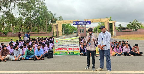 ರಾಜ್ಯದ ಕೃಷಿ ಪದವೀಧರರು ಮತ್ತು ವಿದ್ಯಾರ್ಥಿಗಳ ಸಂಘಟನೆಯ ನೇತೃತ್ವದಲ್ಲಿ ಹಾಸನ ತಾಲೂಕಿನ ಕಾರೆಕೆರೆ ಗ್ರಾಮದಲ್ಲಿರುವ ಕೃಷಿ ಮಹಾವಿದ್ಯಾಲಯದ ಮುಂಭಾಗ ವಿವಿಧ ಬೇಡಿಕೆಗಳ ಈಡೇರಿಕೆಗೆ ಆಗ್ರಹಿಸಿ ವಿದ್ಯಾರ್ಥಿಗಳು ಬುಧವಾರದಿಂದ ಅನಿರ್ದಿಷ್ಟಾವಧಿ ಧರಣಿ ಆರಂಭಿಸಿದ್ದಾರೆ. ನಿರೀಕ್ಷಾ, ಮೋಹನ್, ರೋಹಿತ್, ಗಗನಾ, ವಿನಿತಾ, ಉಜ್ವಲ್, ಅರುಣ್ ಕುಮಾರ್, ಚರಣ್ ಇತರರು ಇದ್ದರು.