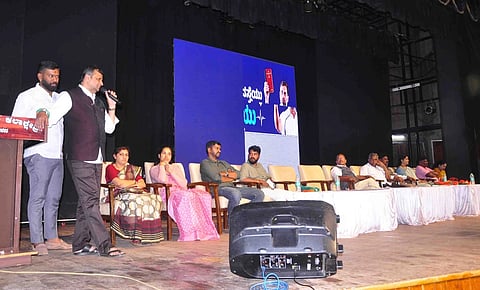 ನೀಟ್ ಪ್ರಶ್ನೆ ಪತ್ರಿಕೆ ಸೋರಿಕೆ ಪ್ರಕರಣದಿಂದ ದೇಶಾದ್ಯಂತ ವಿದ್ಯಾರ್ಥಿಗಳಲ್ಲಿ ಉಂಟಾಗಿರುವ ಆತಂಕ ಕುರಿತು ವಿದ್ಯಾರ್ಥಿಗಳ ಅಭಿಪ್ರಾಯ ಸಂಗ್ರಹಿಸುವ ಉದ್ದೇಶದಿಂದ ನಗರದ ಹಾಸನಾಂಬ ಕಲಾಕ್ಷೇತ್ರದಲ್ಲಿ ಯೂತ್ ಕಾಂಗ್ರೆಸ್ ಆಶ್ರಯದಲ್ಲಿ ಬುಧವಾರ ವಿದ್ಯಾರ್ಥಿಗಳ ಧ್ವನಿ ಸಂವಾದ ಕಾರ್ಯಕ್ರಮ ನಡೆಯಿತು. ಹುಬ್ಬಳ್ಳಿ-ಧಾರವಾಡ ಹುಡಾ ಪ್ರಾಧಿಕಾರದ ಅಧ್ಯಕ್ಷ ಶಾಕೀರ್ ಸನದಿ, ಲಕ್ಷ್ಮಣ್, ರಂಜಿತ್, ಶಶಿಧರ್, ಕುಮಾರ್ ಇತರರಿದ್ದರು.
