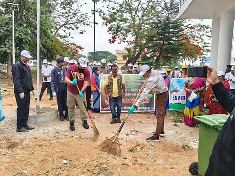 ಜಿಲ್ಲಾಡಳಿತ, ಕರ್ನಾಟಕ ರಾಜ್ಯ ಮಾಲಿನ್ಯ ನಿಯಂತ್ರಣ ಮಂಡಳಿ, ಜಿಲ್ಲಾ ಕಾನೂನು ಸೇವೆಗಳ ಪ್ರಾಧಿಕಾರ, ಅರಣ್ಯ ಇಲಾಖೆ, ಮಹಾನಗರ ಪಾಲಿಕೆ ಹಾಸನ ಮತ್ತು ಕೈಗಾರಿಕೆಗಳು ಇವರ ಸಹಯೋಗದೊಂದಿಗೆ ಪರಿಸರ ದಿನಾಚರಣೆ-2026 ರ ಅಂಗವಾಗಿ ನಗರದ ರೈಲ್ವೆ ನಿಲ್ದಾಣದಲ್ಲಿ ಹಮ್ಮಿಕೊಂಡಿದ್ದ ಸ್ವಚ್ಛತಾ ಕಾರ್ಯಕ್ಕೆ ಸಿಇಒ ಶುಭಂ ಶುಕ್ಲ ಚಾಲನೆ ನೀಡಿದರು. ಪರಿಸರ ಅಧಿಕಾರಿ ಭಾಸ್ಕರ್ ಇತರರು ಇತರರಿದ್ದರು. 