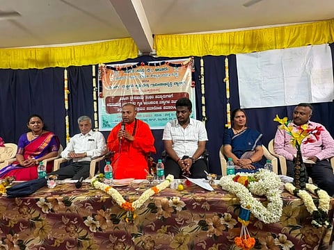 ಹಾಸನ ನಗರದ ಸಂಸ್ಕೃತ ಭವನದಲ್ಲಿ ಆಲೂರಿನ ಹರ್ಷಿತ ಸಂಸ್ಥೆ ಹಾಗೂ ನಬಾರ್ಡ್ ಆಯೋಜಿಸಿದ್ದ ಮಹಿಳಾ ಸ್ವ ಸ್ವಹಾಯ ಸಂಘದ ಸದಸ್ಯರಿಗೆ ತರಬೇತಿ ಕಾರ್ಯಕ್ರಮದ ಸಮಾರೋಪದಲ್ಲಿ ಹಳೇಬೀಡು ಪುಷ್ಪಗಿರಿ ಮಹಾಸಂಸ್ಥಾನ ಮಠದ ಶ್ರೀ ಸೋಮಶೇಖರ ಸ್ವಾಮೀಜಿ ಮಾತನಾಡಿದರು. ಸಂಸದ ಶ್ರೇಯಸ್ ಪಟೇಲ್, ರೇಣುಕಾ ಶಿವಕುಮಾರ್, ಸುನಿತಾ, ಪಿ.ಅಕ್ಷಯ್ ಇತರರಿದ್ದರು.