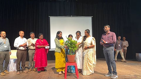 ಹಾಸನಾಂಬ ಕಲಾಭವನದಲ್ಲಿ ಮತದಾರರ ಪಟ್ಟಿ ವಿಶೇಷ ಸಮಗ್ರ ಪರಿಷ್ಕರಣೆ ಕಾರ್ಯ ಕುರಿತು ಚುನಾಯಿತ ಜನಪ್ರತಿನಿಧಿಗಳು, ಮೇಲ್ವಿಚಾರಕರು, ಮತಗಟ್ಟೆ ಅಧಿಕಾರಿಗಳು ಹಾಗೂ ಮತಗಟ್ಟೆ ಏಜೆಂಟ್‌ರ ತರಬೇತಿ ಕಾರ್ಯಕ್ರಮವನ್ನು ಗಣ್ಯರು ಉದ್ಘಾಟಿಸಿದರು. ಡಿಸಿ ಲತಾ ಕುಮಾರಿ, ಅಪರ ಜಿಲ್ಲಾಧಿಕಾರಿ ಜಗದೀಶ್ ಗಂಗಣ್ಣನವರ್, ಮಹಾನಗರ ಪಾಲಿಕೆಯ ಆಯುಕ್ತರಾದ ಕೃಷ್ಣ ಮೂರ್ತಿ, ತಹಸೀಲ್ದಾರ್ ಗೀತಾ, ತಾಲೂಕು ಪಂಚಾಯಿತಿ ಕಾರ್ಯನಿರ್ವಾಹಕ ಅಧಿಕಾರಿ ಗಿರೀಶ್ ಇತರರಿದ್ದರು.